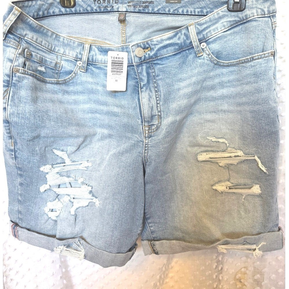 Torrid Boyfriend Bermuda Vintage Stretch‎ Distressed Denim Shorts Light Wash 22